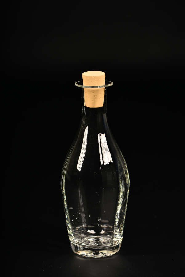 bouteille en verre pour le vinaigre avec bouchon en liège