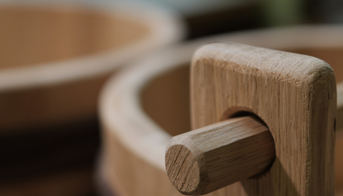 Deux baquets en bois pour un projet artistique à Paris