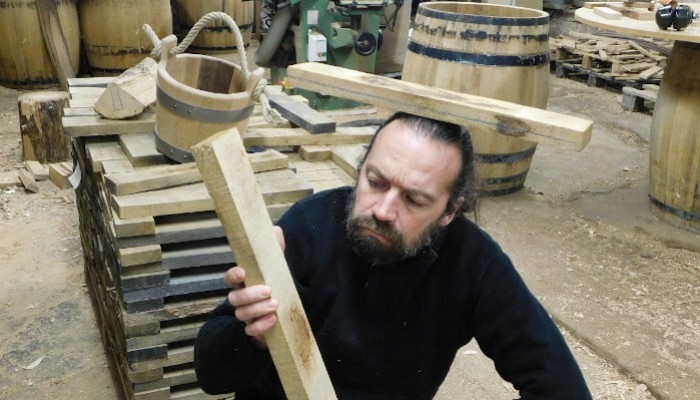 [VIDÉO] Fabrication artisanale d'un tonneau : Trier et bien orienter son bois