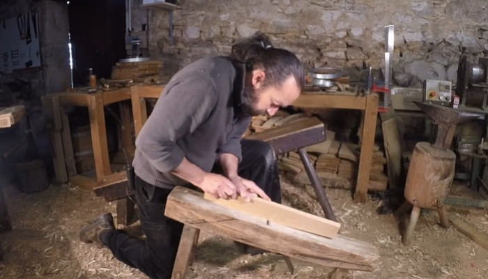[VIDÉO] Fabrication artisanale d'un tonneau : Façonner les douves